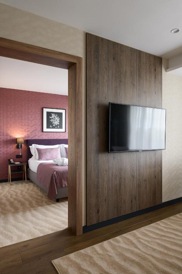 Premier Hotel Одесса Экстерьер фото A room at the hotel