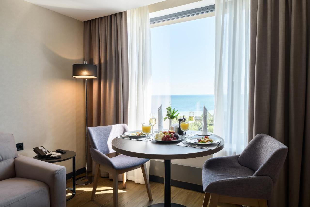 Premier Hotel Одесса Экстерьер фото A room at the hotel